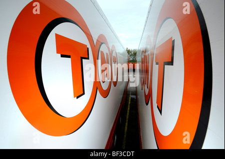 TNT-LKW in einem depot Stockfoto