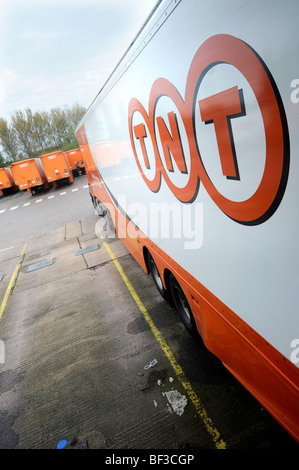 TNT-LKW in einem depot Stockfoto
