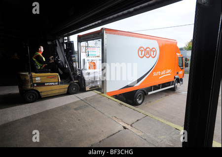TNT-LKW in einem depot Stockfoto