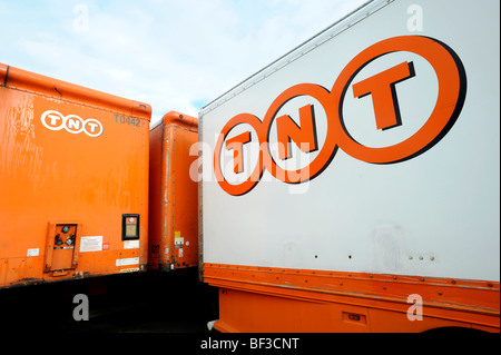 TNT-LKW in einem depot Stockfoto
