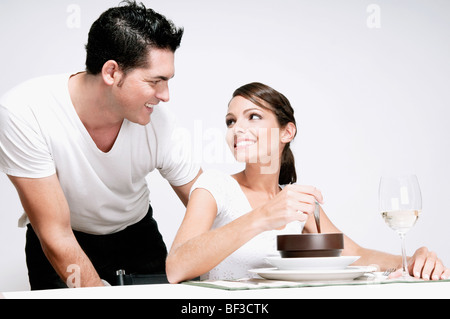 Paar einander betrachtend Stockfoto