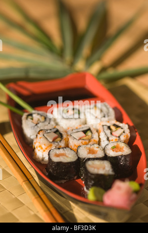 Nahaufnahme der verschiedenen Sushi in einer Platte Stockfoto