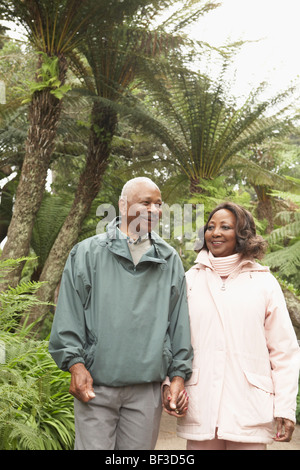 Senior African Paar Hand in Hand und walking im freien Stockfoto