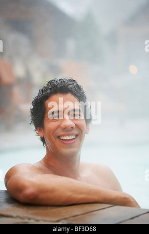 Mann sitzt im Whirlpool Stockfoto