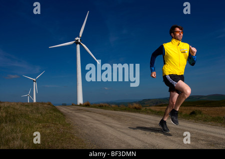 Läufer bei einem Windpark. Stockfoto