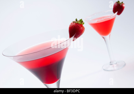 Nahaufnahme von zwei Erdbeer cocktails