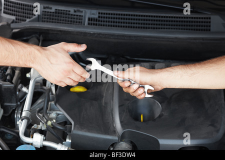 Nahaufnahme von zwei Mechanik Metall Schraubenschlüssel teilen. Stockfoto
