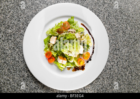 Nahaufnahme von einem Teller mit Gemüsesalat Stockfoto