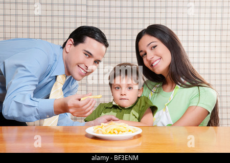 Mann, die Verfütterung von Pommes frites an seinen Sohn Stockfoto