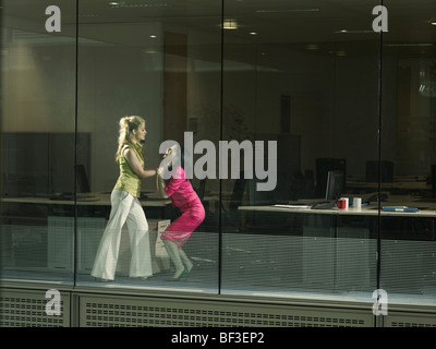 zwei Frauen kämpfen in einem Büro Stockfoto
