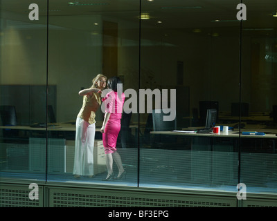 Zwei Frauen streiten in einem Büro Stockfoto