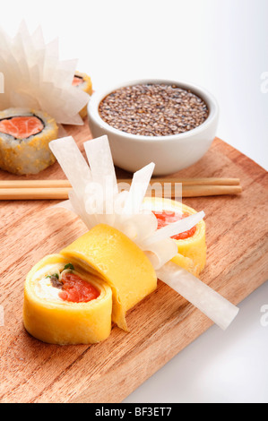 Nahaufnahme von Sushi mit Sesam in einer Schüssel Stockfoto