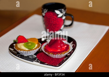 Vogelperspektive Blick auf verschiedene Kuchen mit einer Tasse Kaffee Stockfoto