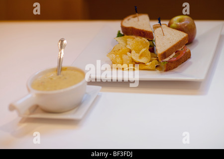 Erhöhte Ansicht von Sandwiches und Suppen Stockfoto