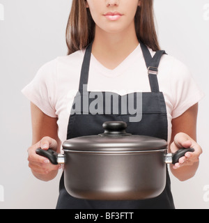 Nahaufnahme einer Frau mit einem Topftopf Stockfoto