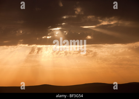 Jacobs Leitern verursacht von der untergehenden Sonne aus Teos im Westen der Türkei. Stockfoto