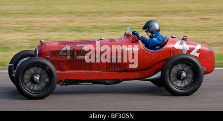 1934 Alfa Romeo Tipo B mit Fahrer Hugh Taylor im Goodwood Trophy-Rennen an der 2009 beim Goodwood Revival, Sussex, UK. Stockfoto