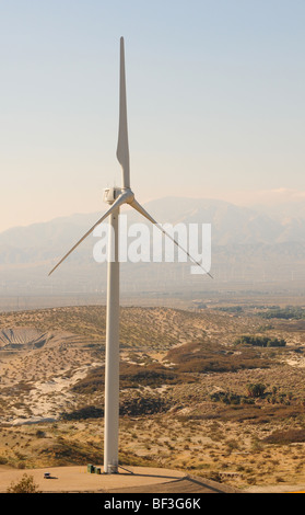 einzelne Windturbine in der Wüste in Palm Springs, Kalifornien, USA Stockfoto