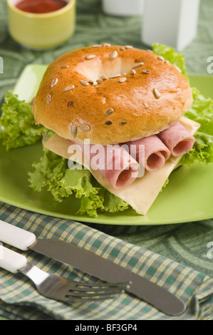 Nahaufnahme von einem Speck-bagel Stockfoto