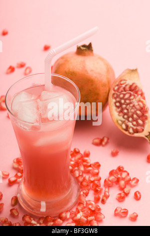 Nahaufnahme der Granatapfel mit einem Glas Granatapfelsaft Stockfoto