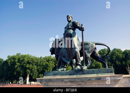 Einer der die Bronzestatuen, die rund um das Victoria Memorial vor Buckingham Palace, London, England Stockfoto