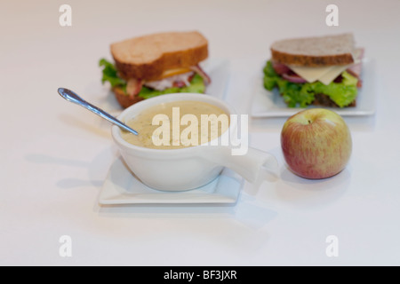 Nahaufnahme von Sandwiches und Suppen Stockfoto