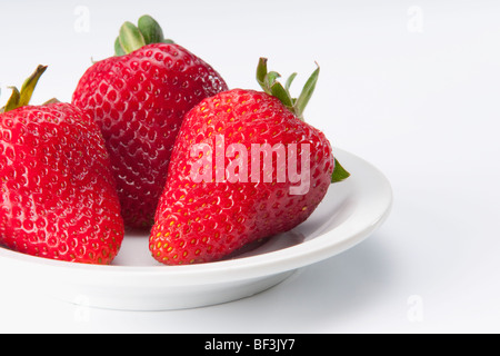 Nahaufnahme von Erdbeeren auf einem Teller Stockfoto