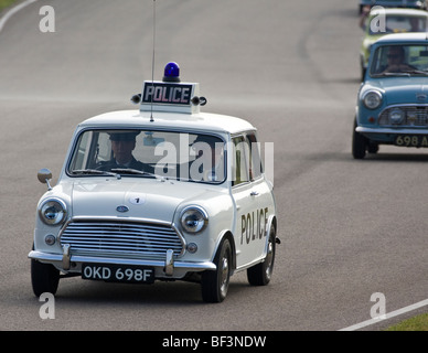 1968-Morris Mini Cooper S Polizei-Auto an der 2009 beim Goodwood Revival Meeting, Sussex, UK. Stockfoto