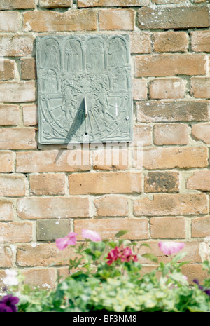 Nahaufnahme des alten Blei Sonnenuhr auf Backstein Gartenmauer Stockfoto