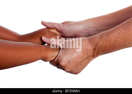 junge dunkel-enthäuteten Mischlinge Mädchen Hand mit älteren senior Frauenhand Stockfoto