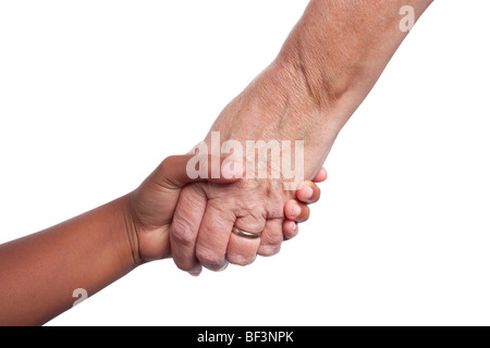 junge dunkel-enthäuteten Mischlinge Mädchen Hand mit älteren senior Frauenhand Stockfoto