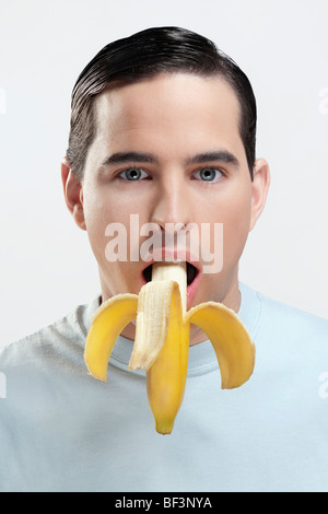 Porträt eines Mannes, eine Banane essen Stockfoto