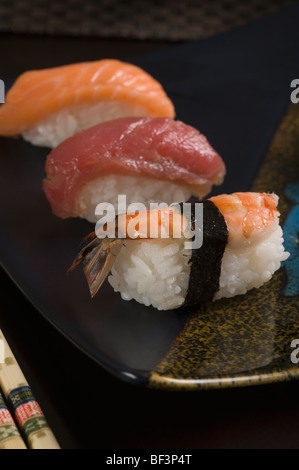 Gemischte Sushi Platte in Nahaufnahme Stockfoto