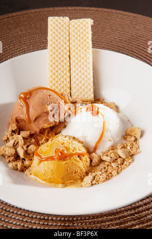 Gemischte Eis Kugeln garniert mit Nüssen und Wafer Stockfoto