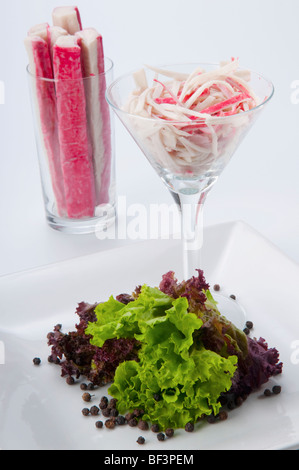 Nahaufnahme eines Tintenfischs cocktail mit Salat und Oktopus Fingern Stockfoto