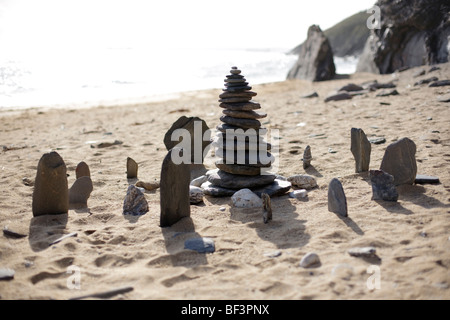 Ein Ring der Steine auf Porthbeor Strand in Cornwall. Stockfoto