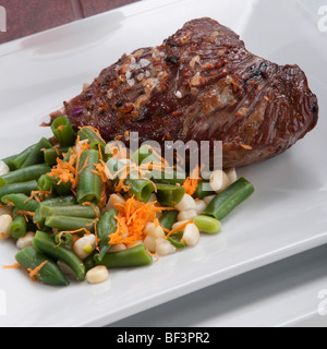 Erhöhte Ansicht Steak serviert mit grünen Bohnen Stockfoto