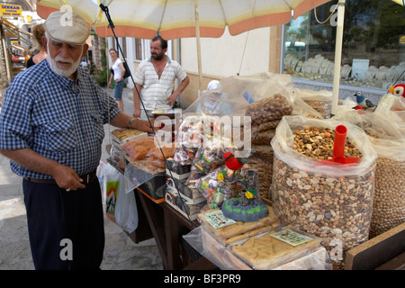 Nuss-Anbieter mit gemischten Nüssen und Früchten Stall in Famagusta türkische Republik von Nordzypern trnc Stockfoto