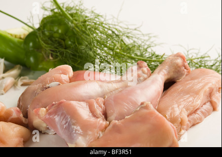 Nahaufnahme von rohem Hühnerfleisch mit Gemüse Stockfoto