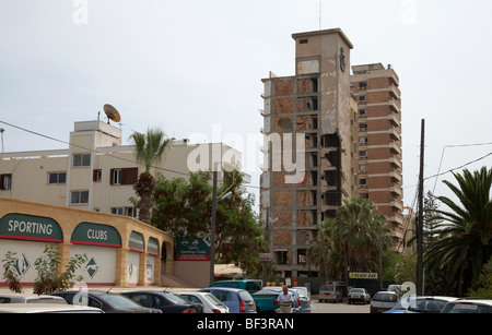 Umgebung von Varosha verboten Zone mit Salaminia Turm Hotel verlassen im Jahr 1974 wegen der türkischen Invasion Famagusta Stockfoto