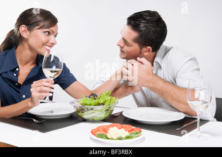 Paar romancing am Esstisch Stockfoto