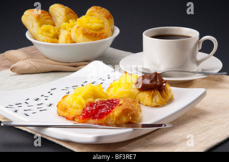 Nahaufnahme des dänisches Gebäck mit einer Tasse Kaffee serviert Stockfoto