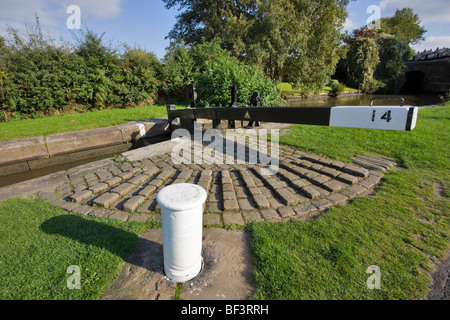 Obertor Schwebebalken mit Backstein Kämme für die Füße, um zu verhindern, dass Rutschen, sperren Sie 14, Marple Flug, Cheshire Stockfoto