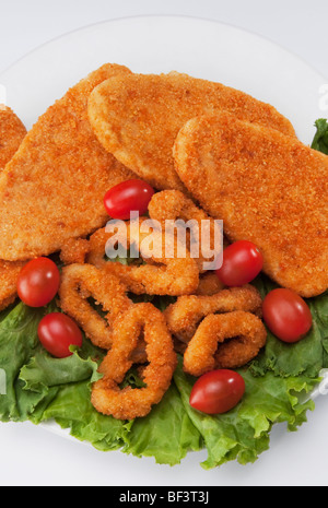 Erhöhte Ansicht von Crumb gebratene Zwiebelringe mit Koteletts Stockfoto