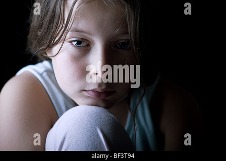 Leistungsstarke zentrale Flachschuss eines jungen Kindes schauen traurig Stockfoto