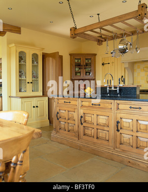 Bauernküche Weiße Schränke - Weiße Schränke in Küche mit hellgrauer