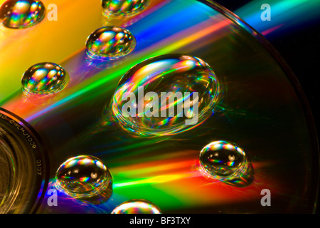 Januar 2008 - Wassertropfen auf CD/DVD mit Lichtbrechungen in leuchtenden Regenbogenfarben. Stockfoto