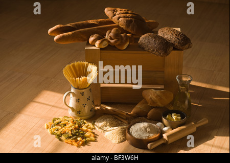 Nahaufnahme von Nudeln und Brot mit Mehl Stockfoto