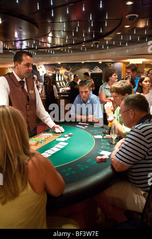 Spielen Texas Holdem Turnier im Casino die Sovereign of the Seas auf See in Bahamas Passagiere von Kreuzfahrtschiffen Stockfoto