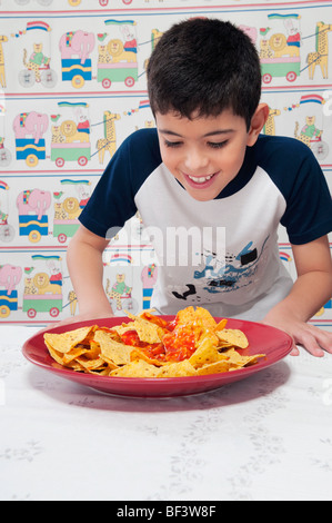 Nahaufnahme eines jungen Blick auf einem Teller mit nachos Stockfoto